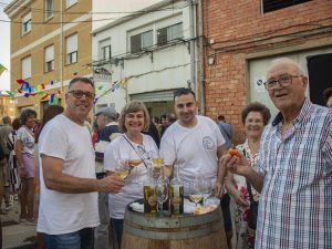 Asistentes disfrutando de los vinos Bellmunt i Oliver en el exterior de la bodega.