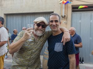 Amigos brindando durante una edición anterior de la fiesta.