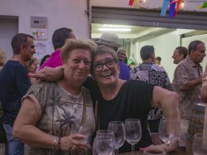 Asistentes compartiendo vinos y conversación frente a la bodega.