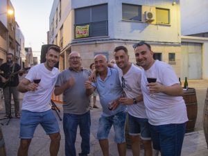 Brindis con música en directo en el exterior de Bellmunt i Oliver.