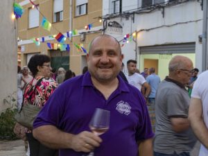 Asistente con una copa de vino en una edición anterior de la fiesta.